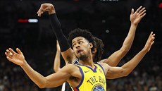 Quinn Cook (ve žlutém) z Golden State neubránil Pattyho Millse ze San Antonia. Quinn Cook (ve žlutém) z Golden State neubránil Pattyho Millse ze San Antonia.