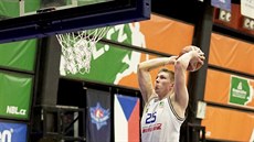 Alex Madsen z USK Praha smečuje do koše Jindřichova Hradce. Alex Madsen z USK Praha smečuje do koše Jindřichova Hradce.