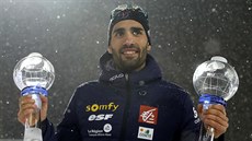 Martin Fourcade se svými trofejemi ze Světového poháru. Martin Fourcade se svými trofejemi ze Světového poháru.
