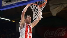 Ognjen Dobri z Crvené zvezdy smeuje do koe Fenerbahce.