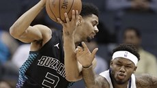 Jeremy Lamb (vlevo) z Charlotte se s míem vyhýbá Benu McLemorovi z Memphisu.