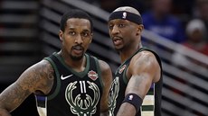 Brandon Jennings (vlevo) a Jason Terry z Milwaukee ladí spolupráci. Brandon Jennings (vlevo) a Jason Terry z Milwaukee ladí spolupráci.