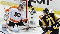 Petr Mrázek z Philadelphie zasahuje proti pokusu Jevgenije Malkina z... Petr Mrázek z Philadelphie zasahuje proti pokusu Jevgenije Malkina z...