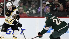 David Pastrňák (uprostřed) z Bostonu rozehrává kombinaci v zápase s Minnesotou. David Pastrňák (uprostřed) z Bostonu rozehrává kombinaci v zápase s Minnesotou.