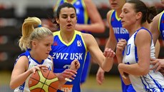 Karolína Malečková (vlevo) z Karlových Varů využívá clony Dany Kušlitové a... Karolína Malečková (vlevo) z Karlových Varů využívá clony Dany Kušlitové a...