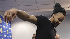 Stephen Curry se pokouší sejít schody po tiskové konferenci Golden State. Stephen Curry se pokouší sejít schody po tiskové konferenci Golden State.
