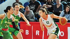 Klára Křivánková (vpravo) ze Žabin najíždí ke koši KP Brno kole Sonii Ursuové... Klára Křivánková (vpravo) ze Žabin najíždí ke koši KP Brno kole Sonii Ursuové...