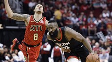 James Harden (vpravo) z Houstonu uniká Damionu Lee z Atlanty. James Harden (vpravo) z Houstonu uniká Damionu Lee z Atlanty.