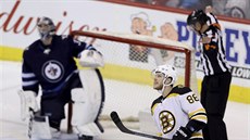 David Pastrňák z Bostonu v této akci proti Winnipegu neuspěl, vychytal ho... David Pastrňák z Bostonu v této akci proti Winnipegu neuspěl, vychytal ho...