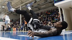 Alex Davis z Nymburka skončil na palubovce během utkání s Děčínem. Alex Davis z Nymburka skončil na palubovce během utkání s Děčínem.