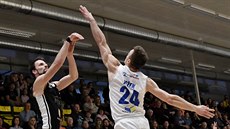 Nymburský křídelník Vojtěch Hruban (vlevo) střílí přes Šimona Ježka z Děčína. Nymburský křídelník Vojtěch Hruban (vlevo) střílí přes Šimona Ježka z Děčína.