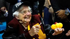 Jean Dolores Schmidtová neboli Sister Jean nosí letos štěstí basketbalistům... Jean Dolores Schmidtová neboli Sister Jean nosí letos štěstí basketbalistům...