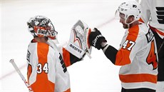 Petr Mrázek vychytal pro Philadelphii výhru nad Coloradem, gratuluje mu Andrew... Petr Mrázek vychytal pro Philadelphii výhru nad Coloradem, gratuluje mu Andrew...