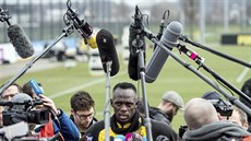 Usain Bolt hovoí s novinái po tréninku s fotbalisty bundesligového Dortmundu.