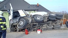 Profesionální hasiči zasahovali v sobotu u dopravní nehody v Kyšicích. Řidič... Profesionální hasiči zasahovali v sobotu u dopravní nehody v Kyšicích. Řidič...
