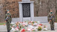 Lidé se každoročně setkávají v polském Těšíně v místě popravy, aby si... Lidé se každoročně setkávají v polském Těšíně v místě popravy, aby si...