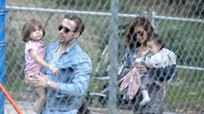 Ryan Gosling, Eva Mendesová a jejich dcery Esmeralda a Amada (Los Angeles, 18....