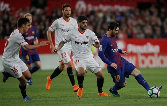 Lionel Messi (vpravo) uniká hrám Sevilly.