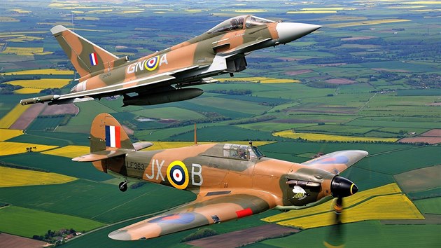 Historick Hawker Hurricane a souasn Eurofighter Typhoon, kter dostal v rmci oslav 75. vro Bitvy o Britnii zbarven tehdejch sthaek RAF.