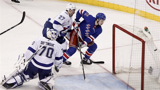 Filip Chytil dv v dresu New York Rangers svj prvn gl v NHL, pekonv branke Tampy Bay Louise Domingueho.