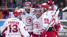 Hráči Třince slaví gól v hradecké síti během druhého semifinálového utkání. Hráči Třince slaví gól v hradecké síti během druhého semifinálového utkání.