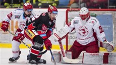 Hradecký Jiří Šimánek (uprostřed) si proklestil cestu před brankáře Šimona... Hradecký Jiří Šimánek (uprostřed) si proklestil cestu před brankáře Šimona...