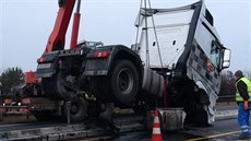 Na dálnici D11 ve směru na Prahu havaroval na šestém kilometru u Zelenče kamion. Na dálnici D11 ve směru na Prahu havaroval na šestém kilometru u Zelenče kamion.