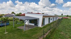 V domě na konci tiché ulice, úplně na kraji vesnice, objevila mladá rodina... V domě na konci tiché ulice, úplně na kraji vesnice, objevila mladá rodina...