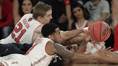 Tyler Rawson (21) a Justin Bibbins (1) z Utahu bojují o míč ve finále turnaje... Tyler Rawson (21) a Justin Bibbins (1) z Utahu bojují o míč ve finále turnaje...