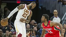 LeBron James (vlevo) z Clevelandu si chystá útok kolem Solomona Hilla z New... LeBron James (vlevo) z Clevelandu si chystá útok kolem Solomona Hilla z New...