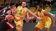 Pavel Slezák (u míče) ze Svitav najíždí ke koši Olomoucka kolem Marka Sehnala... Pavel Slezák (u míče) ze Svitav najíždí ke koši Olomoucka kolem Marka Sehnala...
