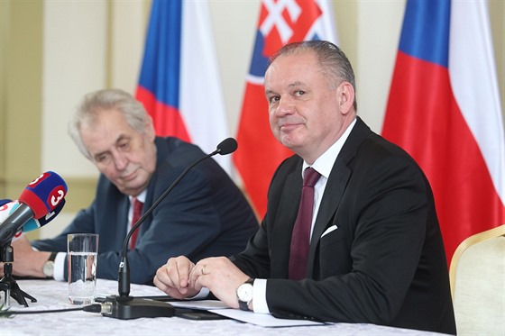 Slovenský prezident Andrej Kiska se svým eským protjkem Miloem Zemanem.