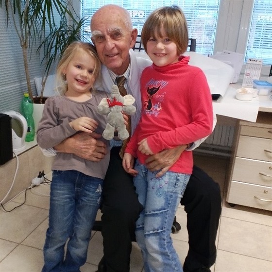 Profesor Václav piák s dcerami jedné ze svých pacientek