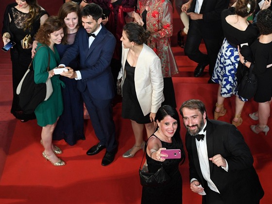 Poizování selfie na erveném koberci zdruje a zpsobuje zmatky, poadatelé filmového festivalu v Cannes je proto letos zakázali. Ilustraní snímek