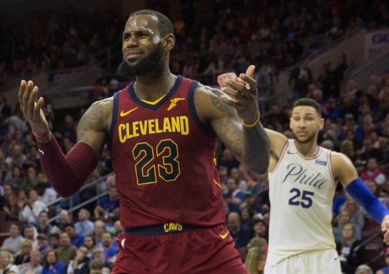 LeBron James (vlevo) z Clevelandu se zlobí, v pozadí Ben Simmons z Philadelphie.