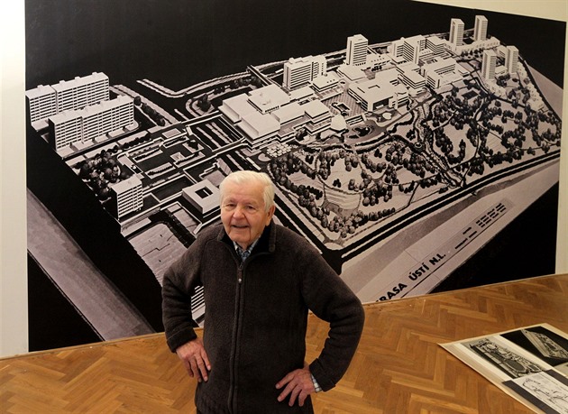 Architekt Václav Krejí u fotografie dnes u neexistujícího modelu ústeckého...