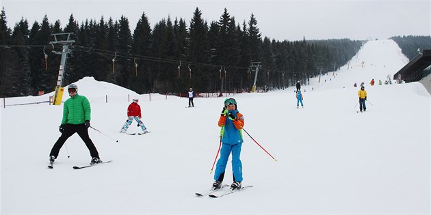 Nejvytíenjí sjezdovkou Malé Úpy jsou Pomezky. K tratím U Kostela dnes lyae...