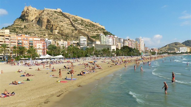 Slabé tři hodinky a jste tam (z Pardubic). Španělské Alicante má báječnou pláž... Slabé tři hodinky a jste tam (z Pardubic). Španělské Alicante má báječnou pláž...