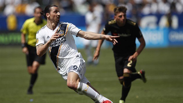 Zlatan Ibrahimovic z Los Angeles Galaxy si říká o přihrávku v derby proti LAFC. Zlatan Ibrahimovic z Los Angeles Galaxy si říká o přihrávku v derby proti LAFC.