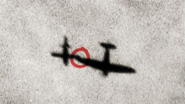 Silueta letounu Spitfire RAF manévrujícího vedle německé střely V-1 ve snaze... Silueta letounu Spitfire RAF manévrujícího vedle německé střely V-1 ve snaze...