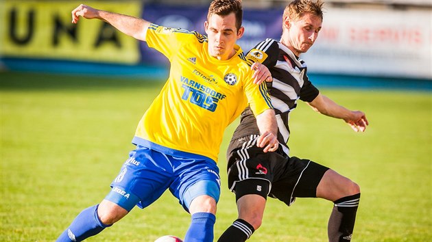 Českobudějovický Pavel Novák (vpravo) v souboji se Stanislavem... Českobudějovický Pavel Novák (vpravo) v souboji se Stanislavem...