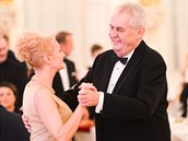 Veronika Žilková na plase při valčíku s Milošem Zemanem. Veronika Žilková na plase při valčíku s Milošem Zemanem.