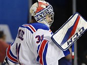 Brank Ondej Pavelec z New York Rangers v zpase s mstskm rivalem Islanders.