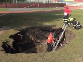 Strop podzemních prostor v areálu školy na Černém Mostě se zřítil
