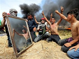 ODRAZ V ZRCADLE. Palestintí aktivisté se srocují v jiní ásti pásma Gazy na...