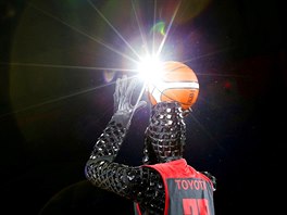 ZA TI BODY. Basketbal hrající robot jménem CUE, vyvinutý techniky z Toyoty,...