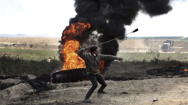 Palestinsk demonstrant vrh kameny na izraelsk jednotky bhem protestu na hranici psma Gazy s Izraelem (6. dubna 2018).