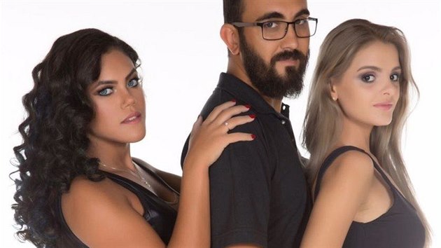 Jednou z medilnch tv polyamorie je brazilsk tanenice samby a modelka Rangel Carlosov. ije s Elquere Carlosem a Carinou Listenerovou.