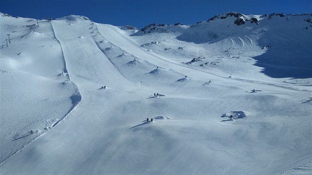 Skiarnu na Mlltalskm ledovci obklopuj velehory vysok i vce ne 3 tisce metr.