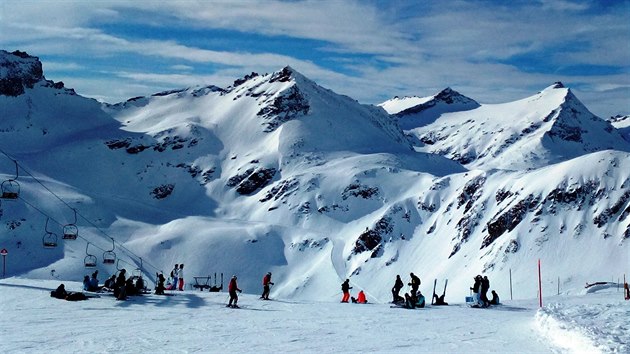 Skiarnu na Mlltalskm ledovci obklopuj velehory vysok i vce ne 3 tisce metr.